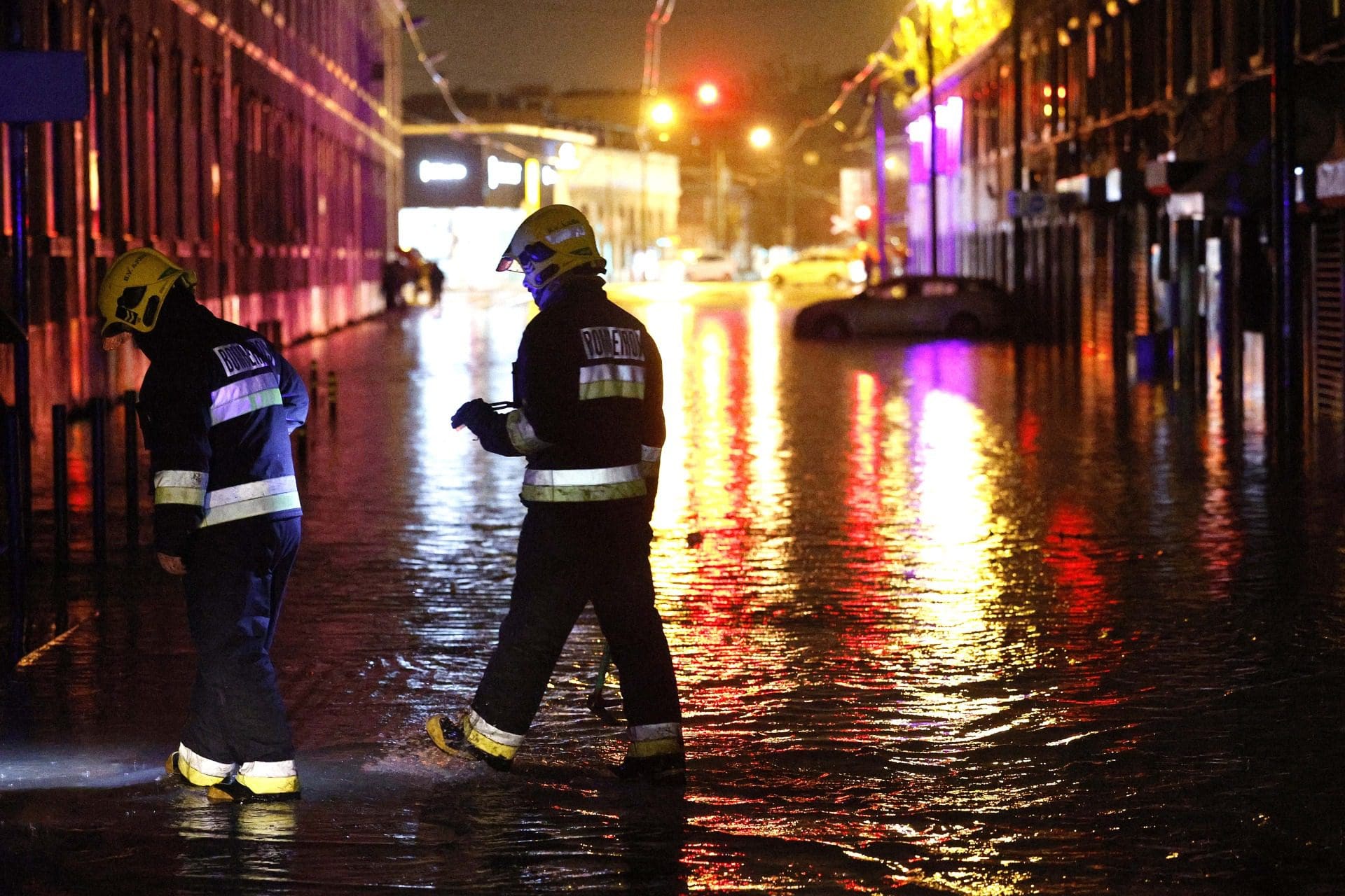 Resgatadas 14 pessoas de automóveis devido às inundações