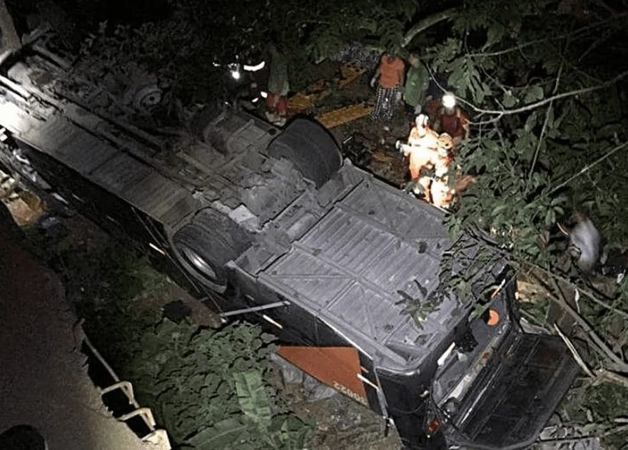 Autocarro cai de ponte no Brasil