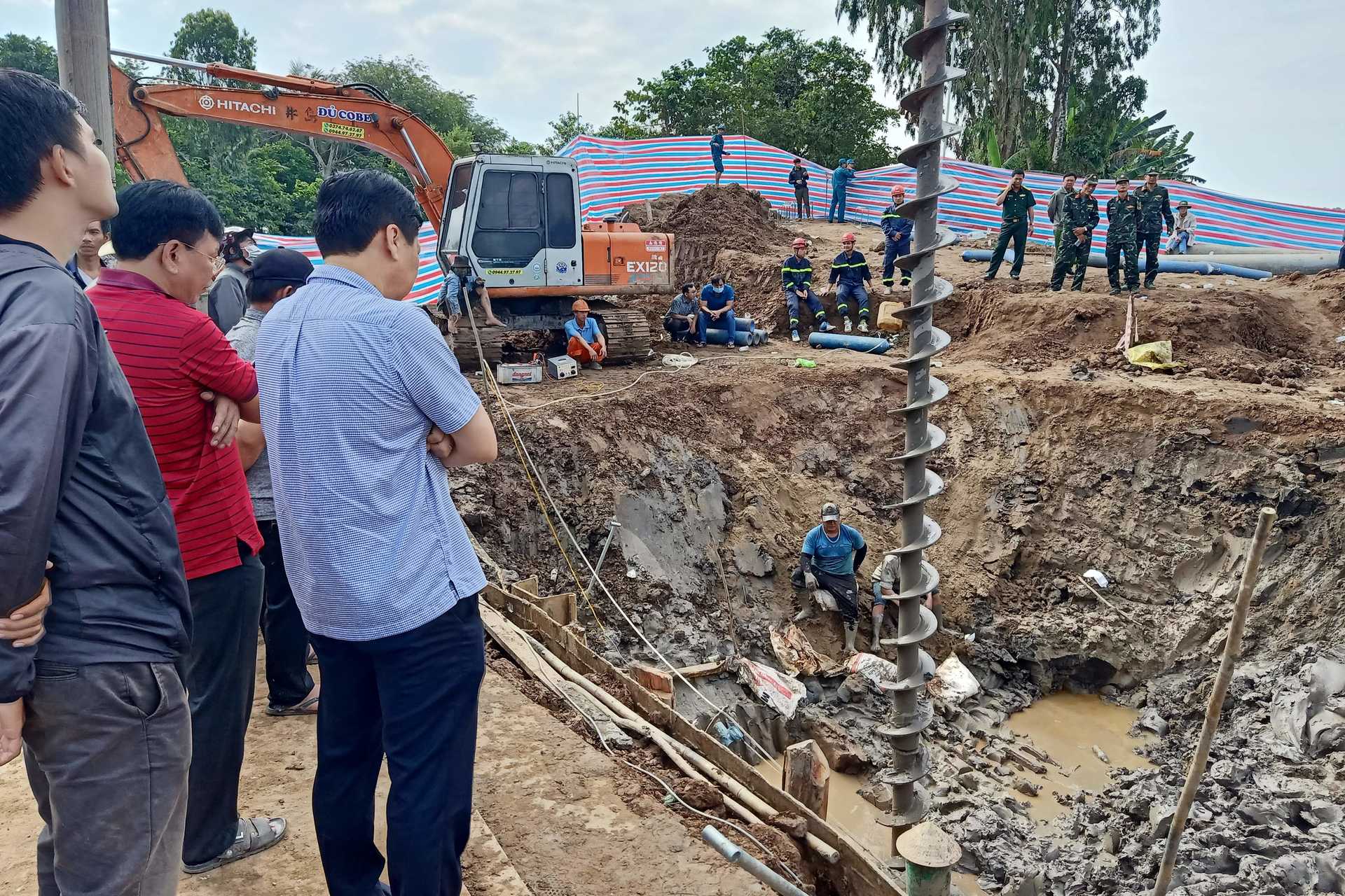 Criança cai em buraco com 35 metros no Vietname