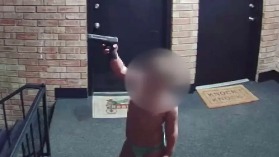 EUA: Criança filmada a brincar com arma