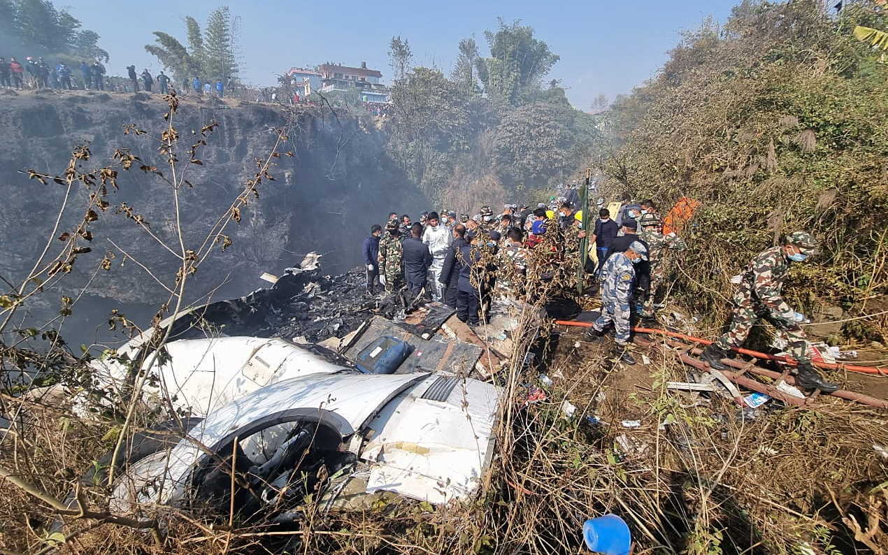 Imagens da queda de avião no Nepal