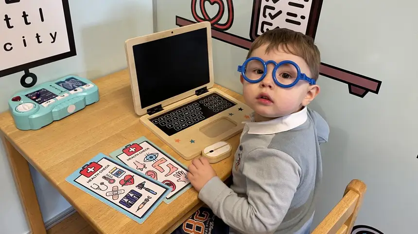 Pequeno génio: Menino de 2 anos capaz de ler e contar até 100 em diferentes línguas