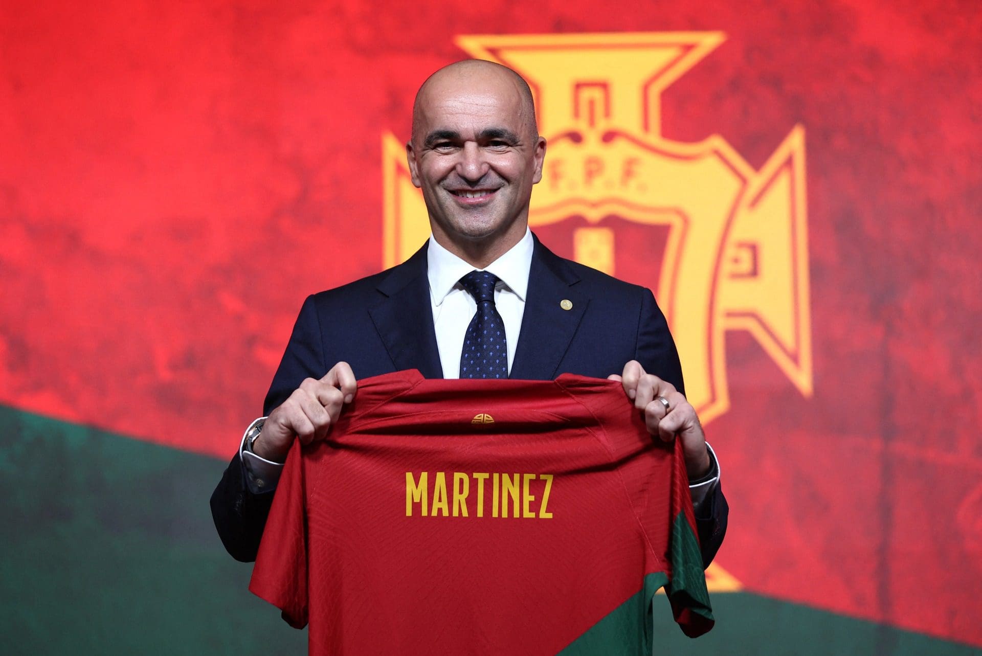 Roberto Martínez assume comando da seleção nacional
