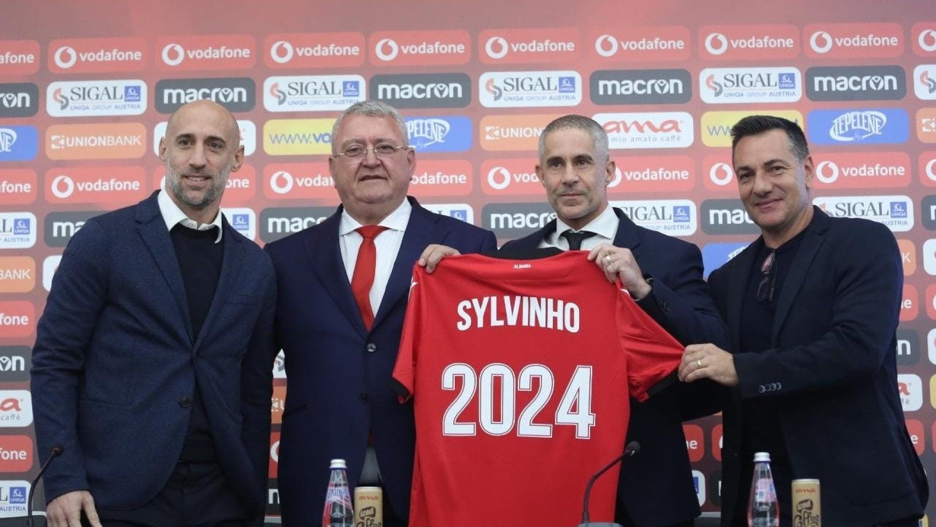 Sylvinho assume seleção da Albânia