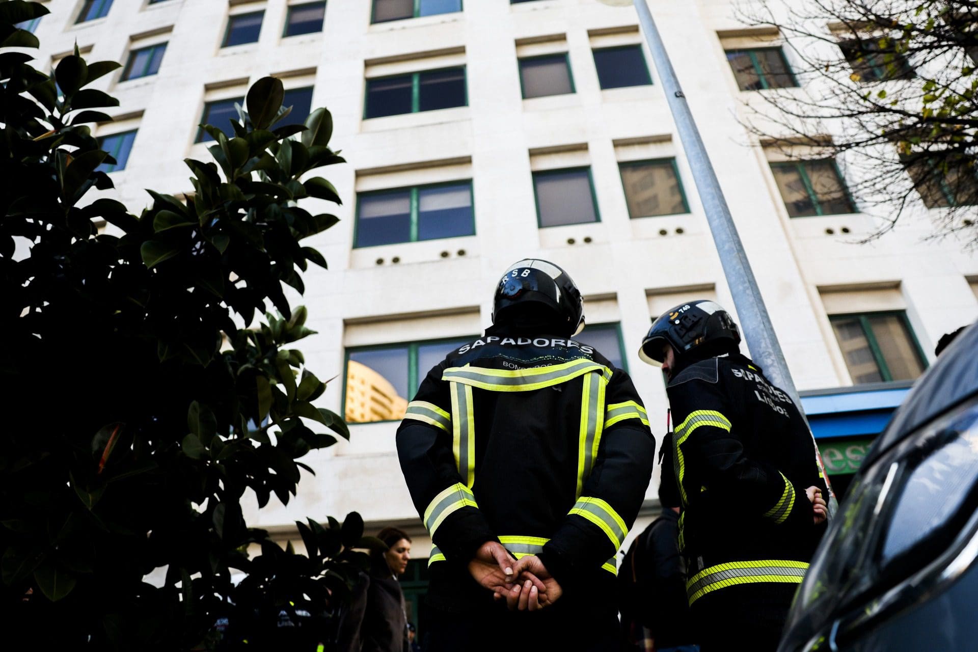 Três dos feridos no incêndio num prédio em Lisboa mantêm prognóstico reservado