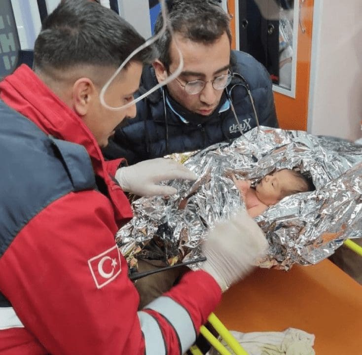 Bebé de 10 dias resgatado após 90 horas nos escombros