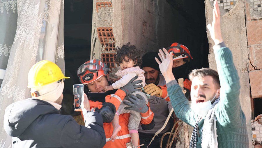 Bebé resgatada após 79 horas nos escombros