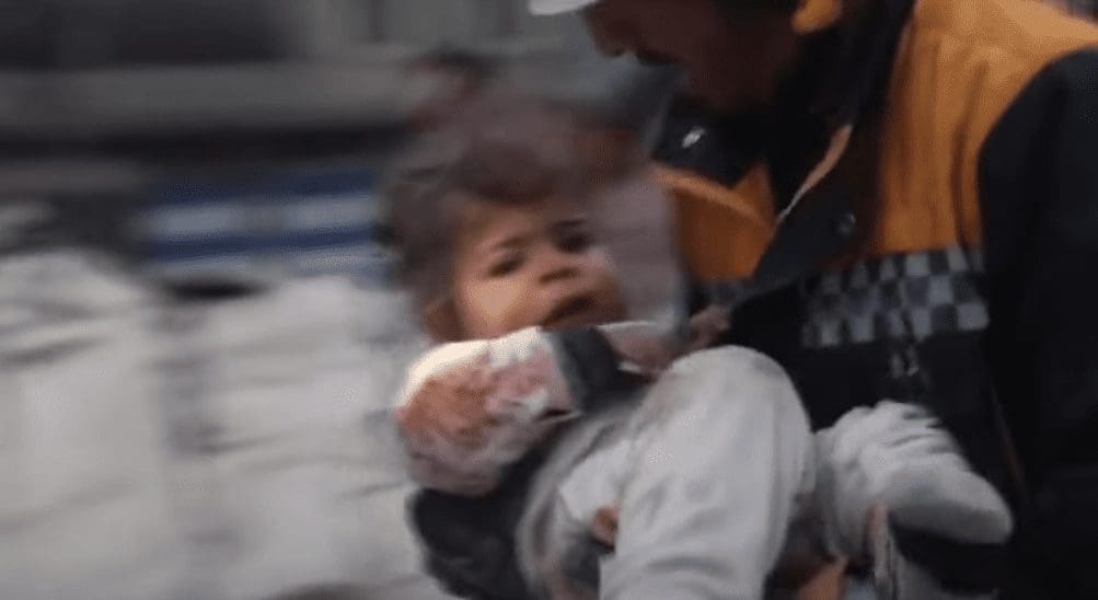 Criança resgatada após sismo