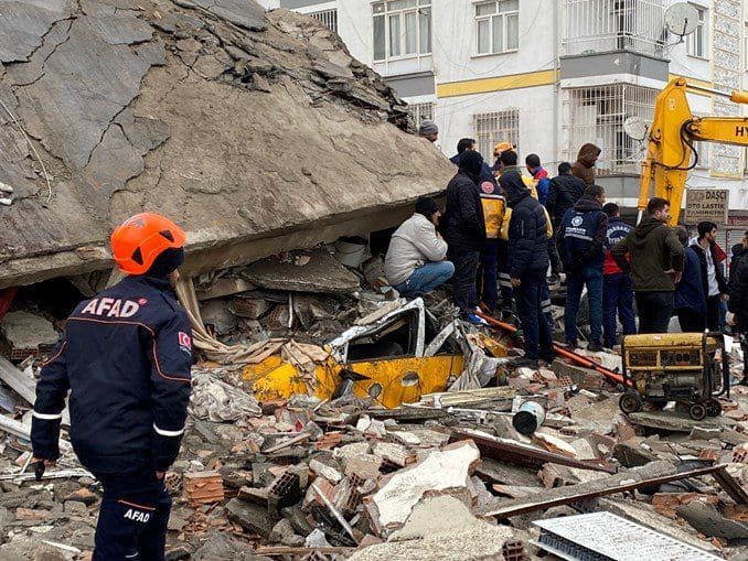 Mais de mil mortos em sismo na Turquia e Síria