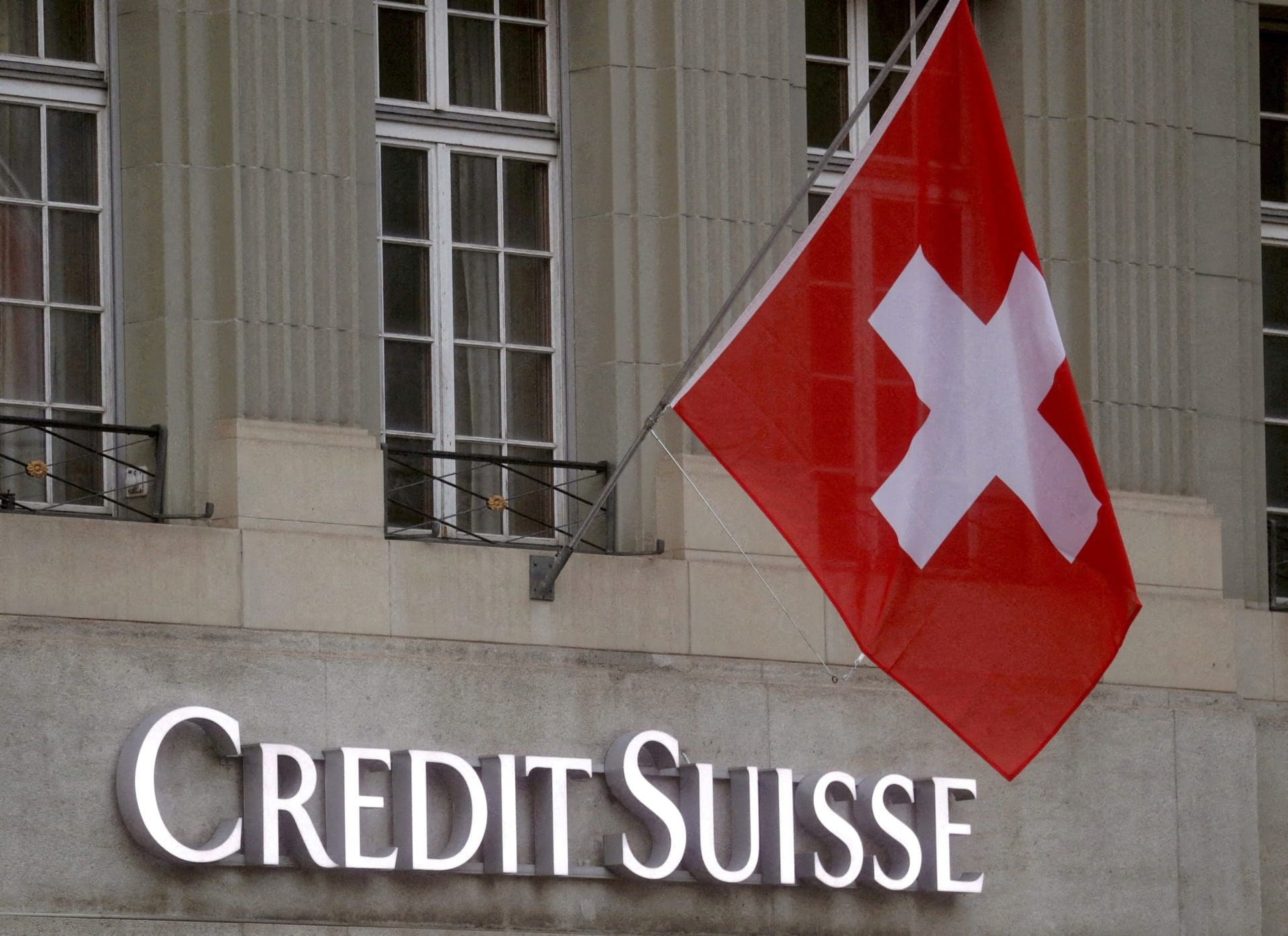 Banca europeia afunda em bolsa devido a dúvidas sobre situação do Credit Suisse