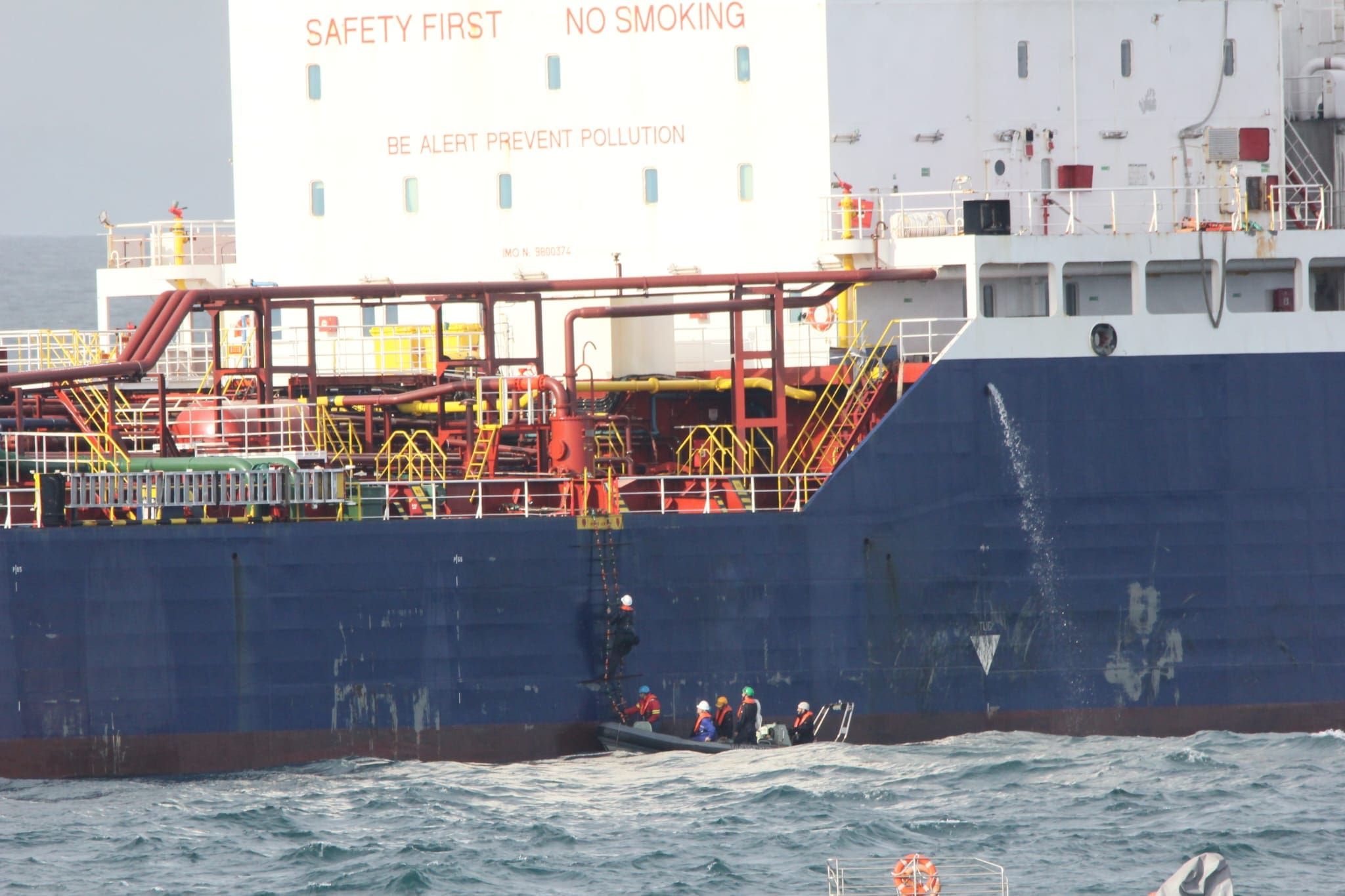 Força do mar adiou entrada a reboque no porto de Leixões do Greta K