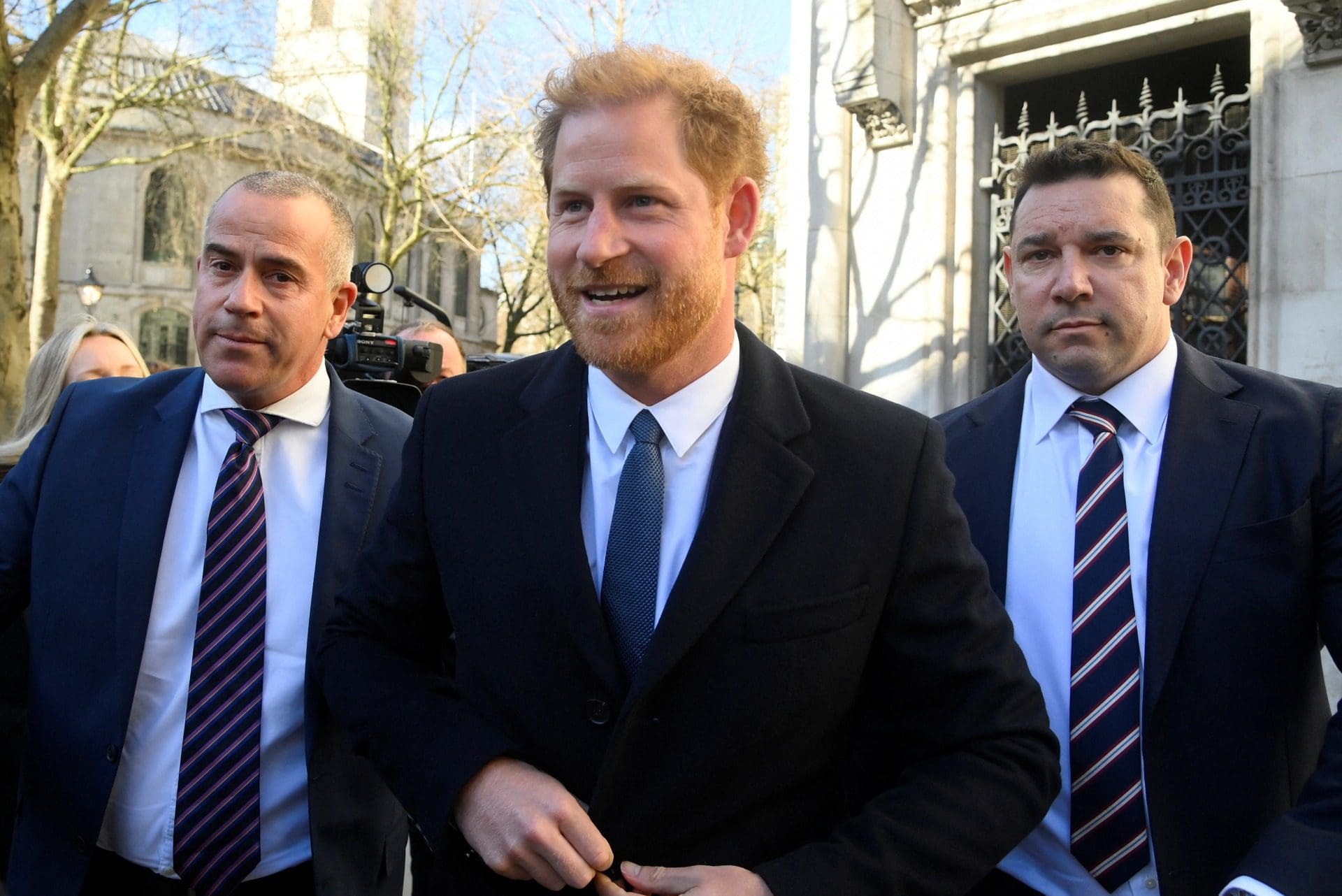 Príncipe Harry regressa a Londres para audiência em Tribunal