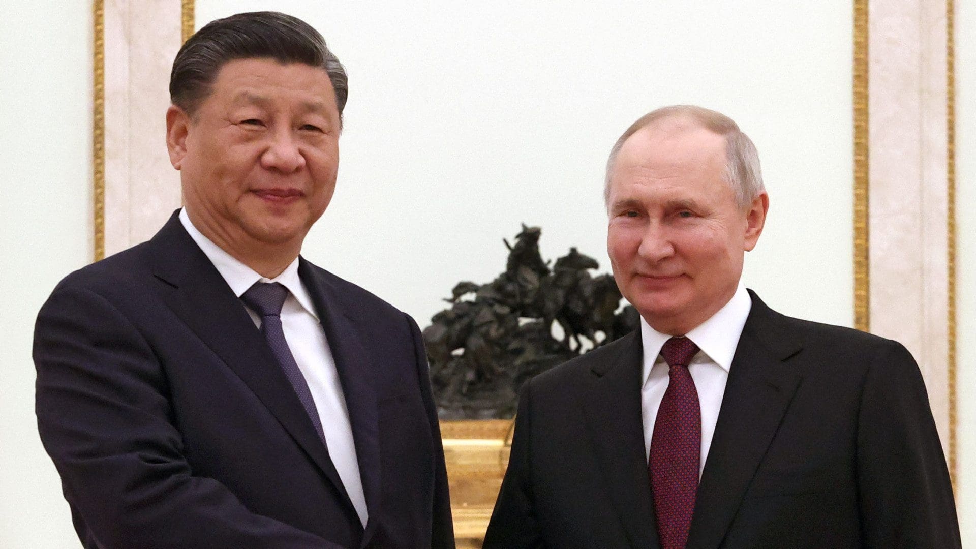 Xi Jinping diz a Putin que "maioria dos países apoia alívio das tensões"