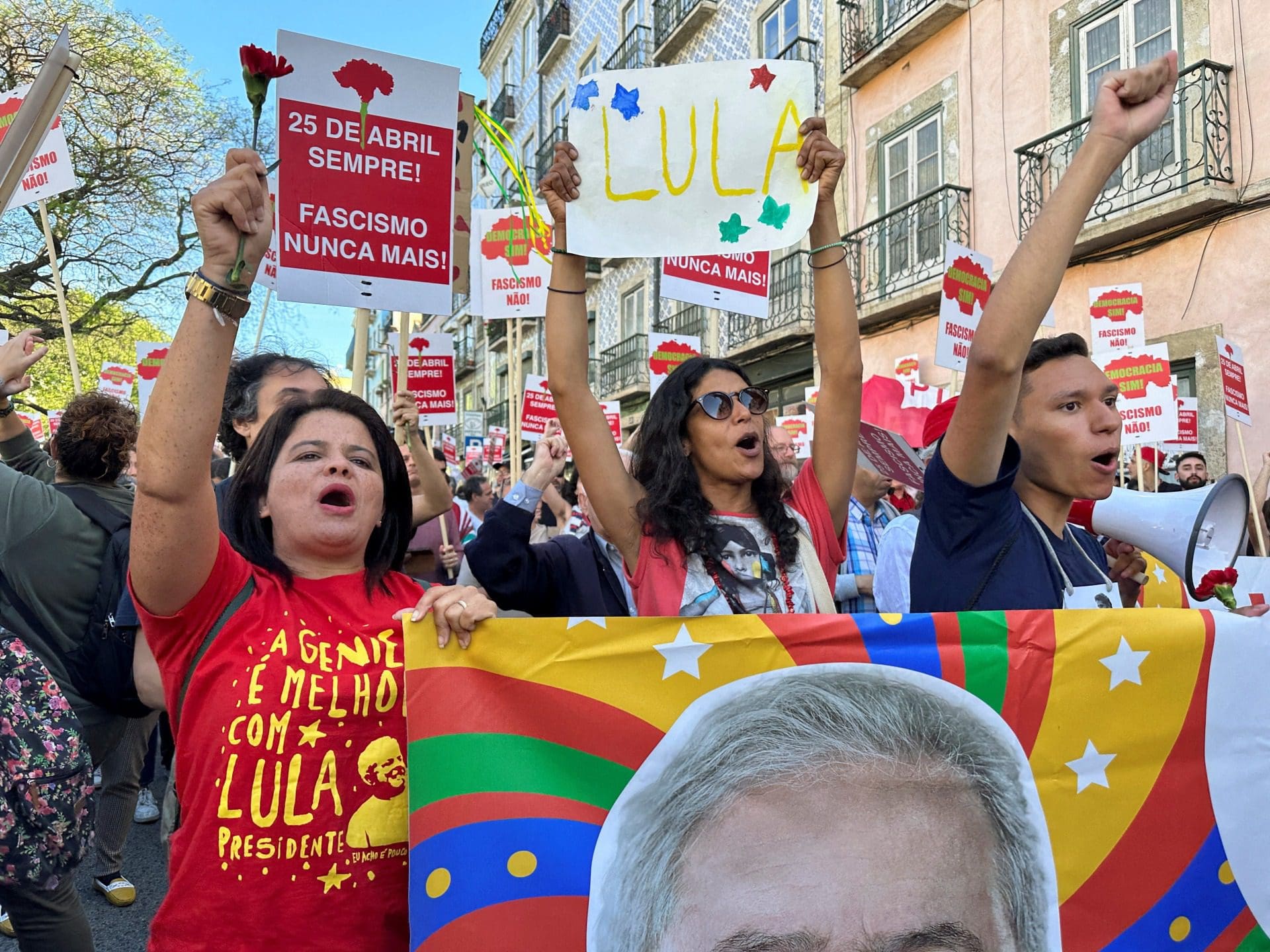 Batucada e cravos vermelhos na manifestação de apoio a Lula da Silva