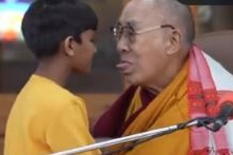 Dalai Lama pede a menino que lhe chupe a língua