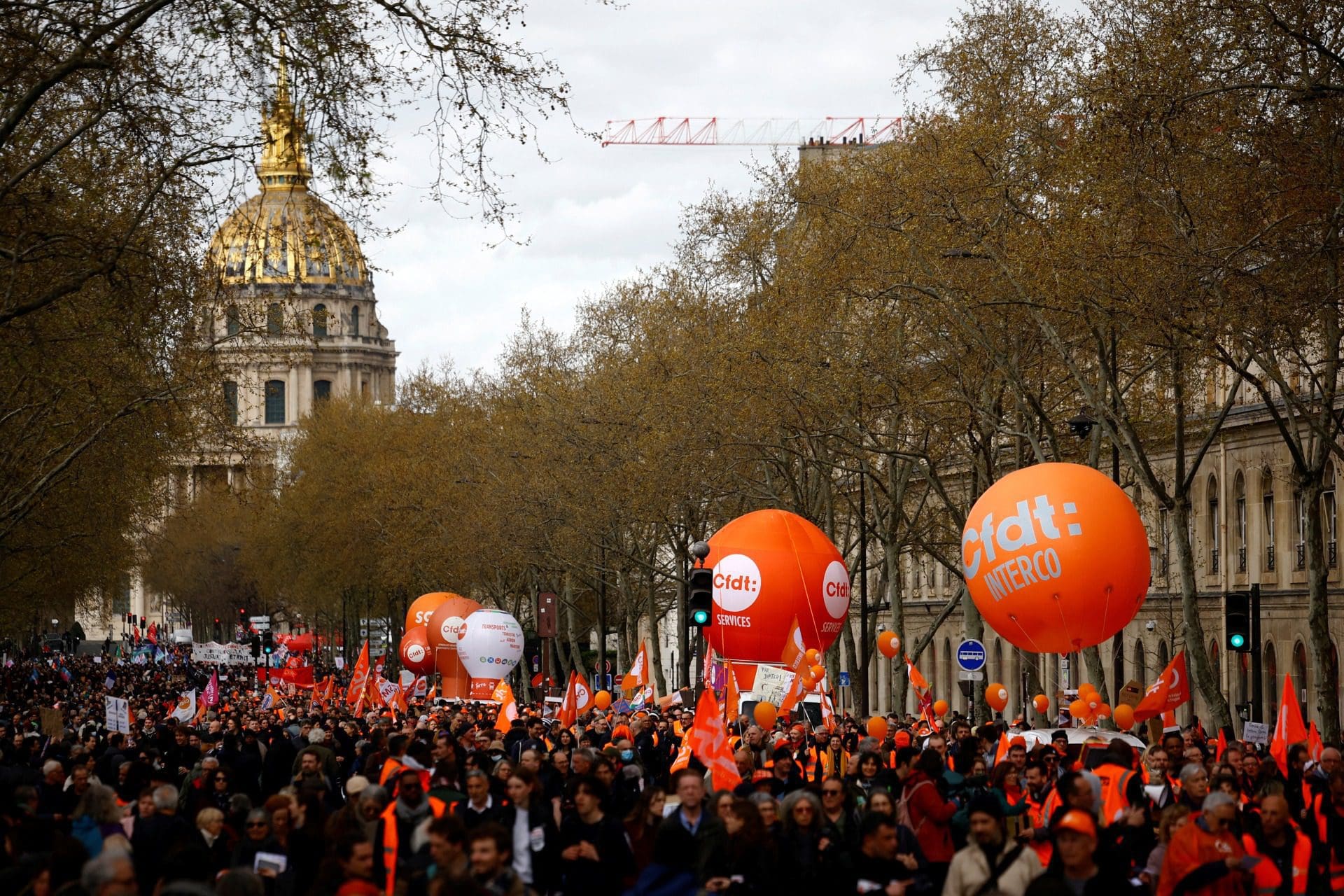 Protestos contra reforma das pensões voltam às ruas em França