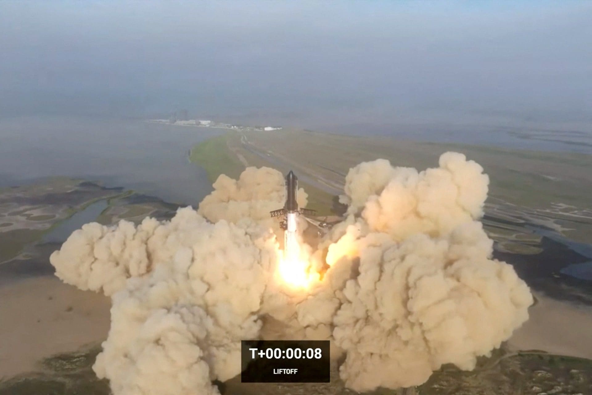 Starship explode minutos após o lançamento