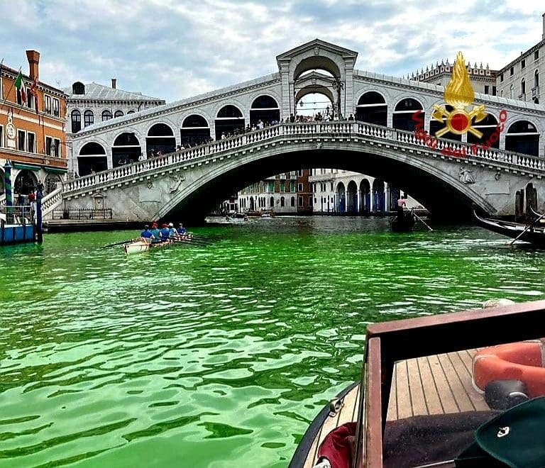 Água do Grande Canal de Veneza fica verde fluorescente
