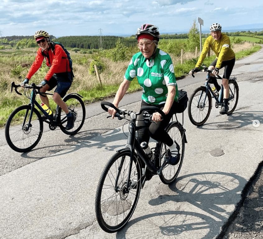 Mulher de 85 anos dá a volta à Escócia em bicicleta