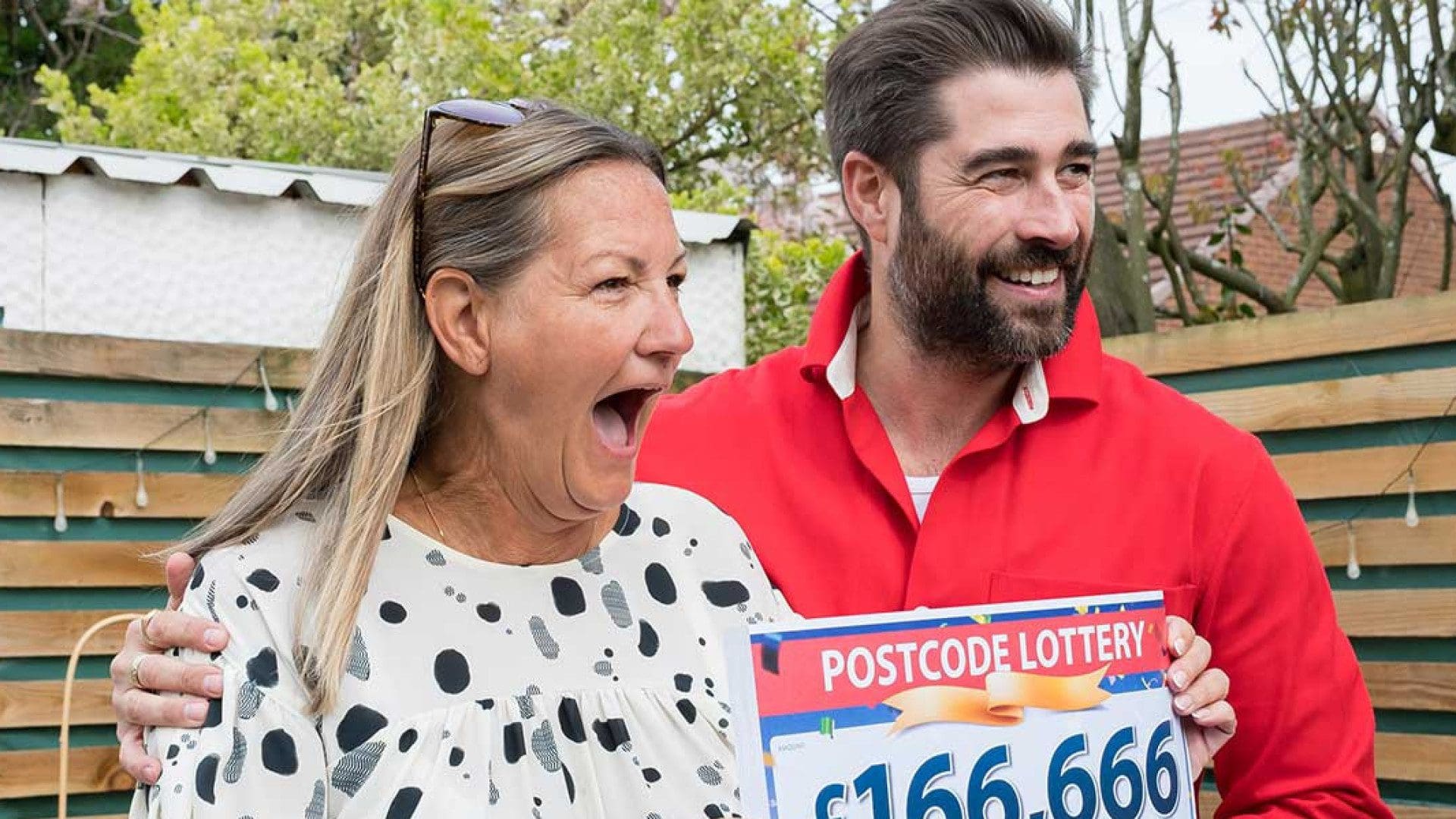 Mulher ganha lotaria com chave do marido que morreu