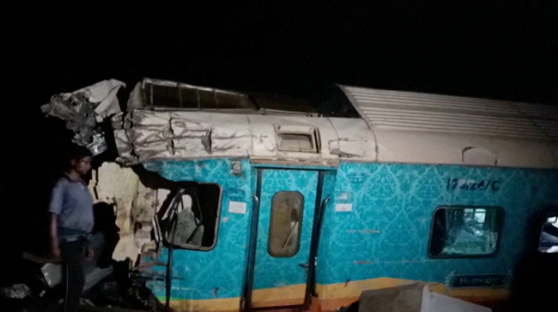 Colisão de comboios faz dezenas de vítimas na Índia
