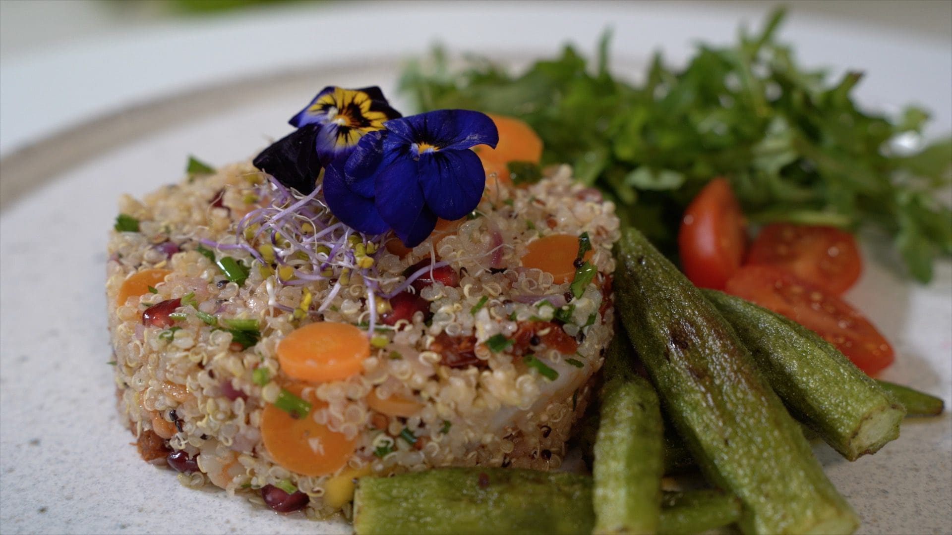 Salada de quinoa com camarão, quiabo e manga by Marcio Ricci