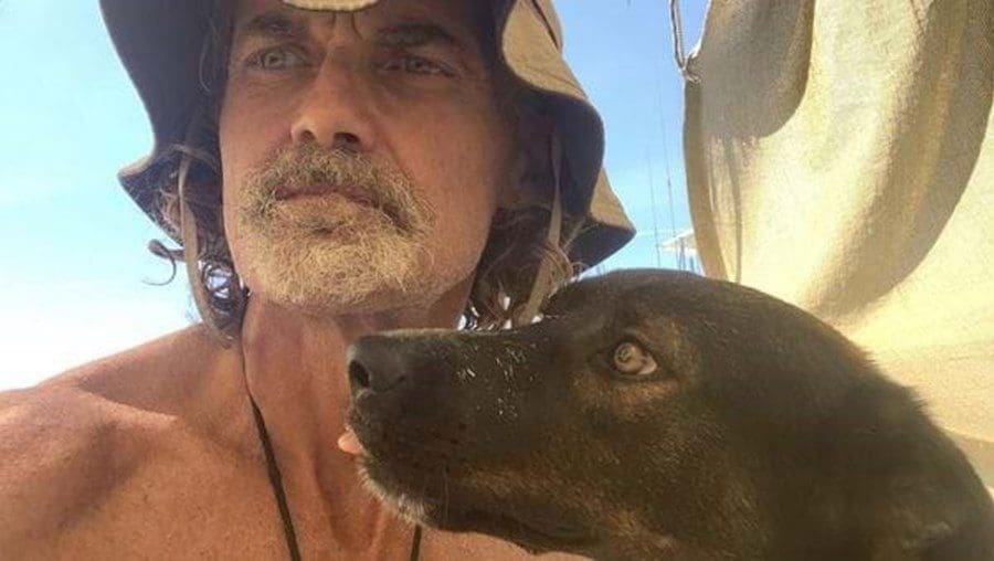 Australiano e cadela resgatados no Pacífico