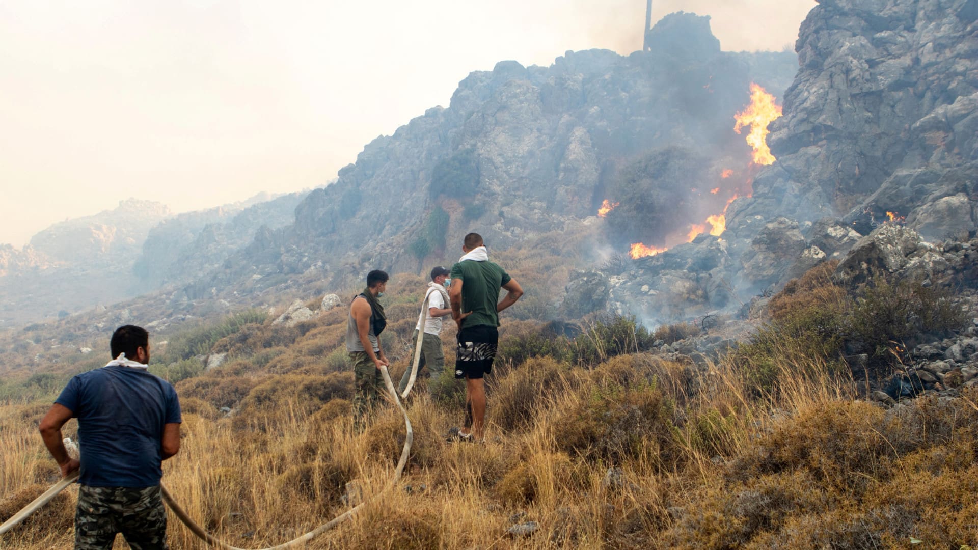 Bombeiros conseguem controlar grandes incêndios florestais na Grécia