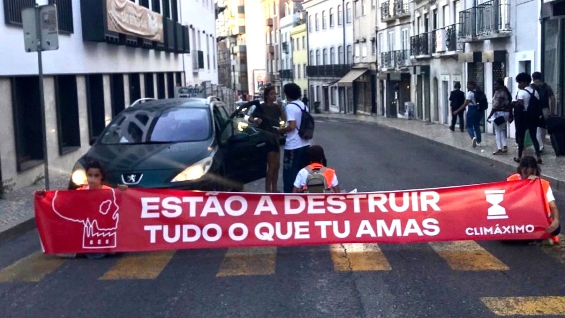 Ativistas pelo clima bloqueiam rua de São Bento