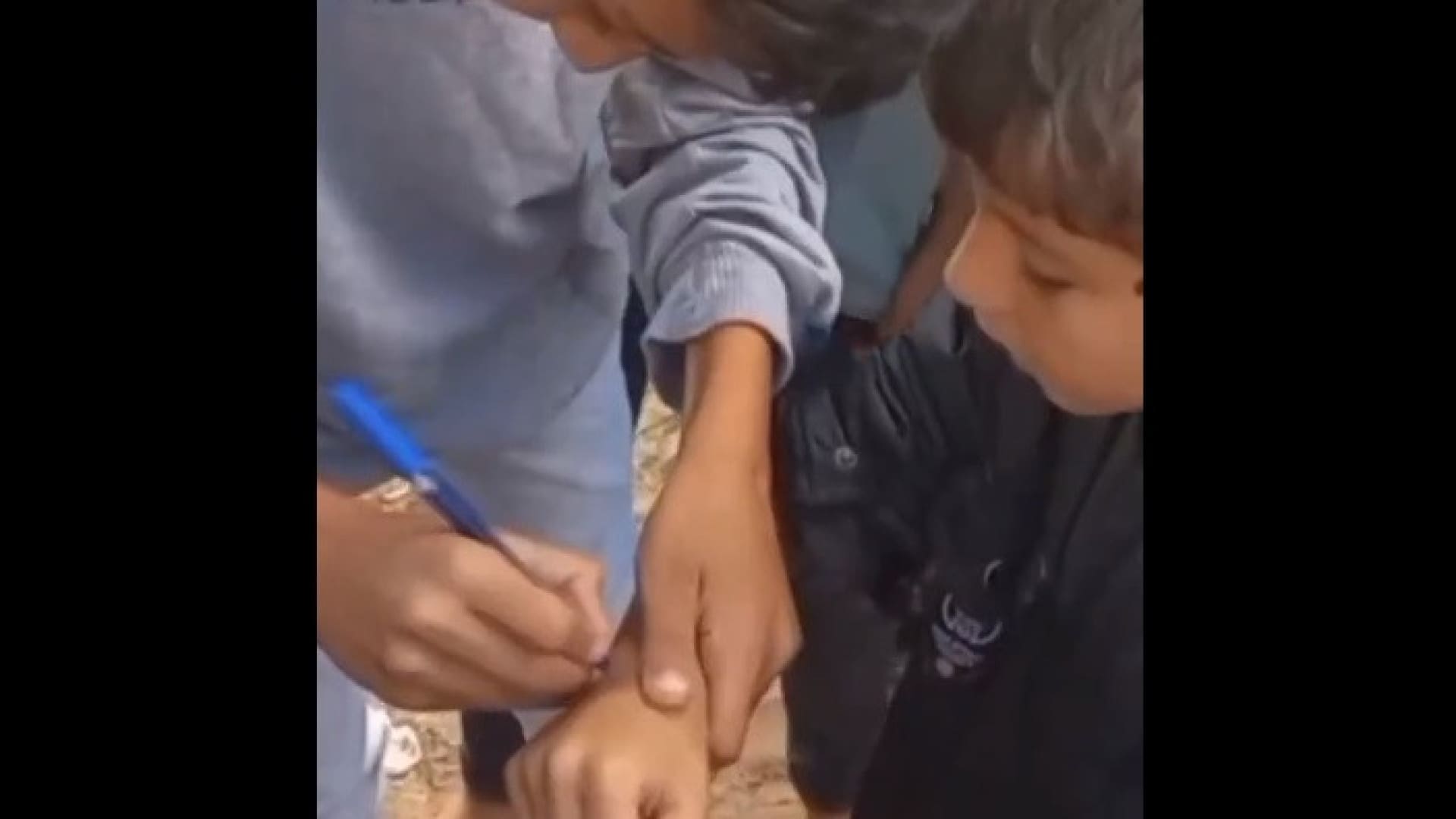 Crianças palestinianas escrevem nome no corpo