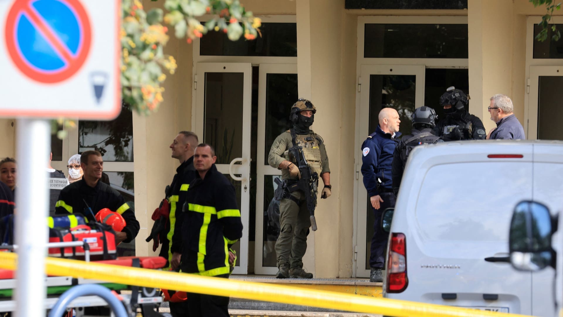 Dois detidos após ataque à faca em escola no norte de França