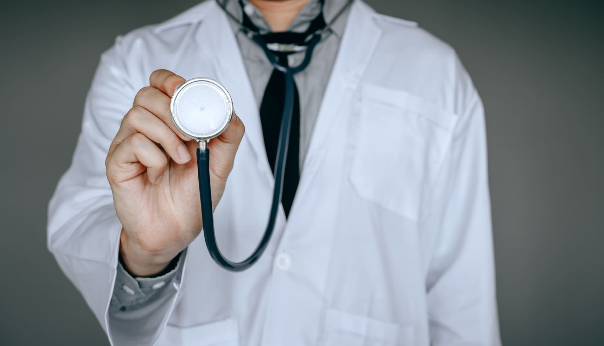 ministerio propoe suplemento de 500 euros mensais para medicos que fazem urgencias
