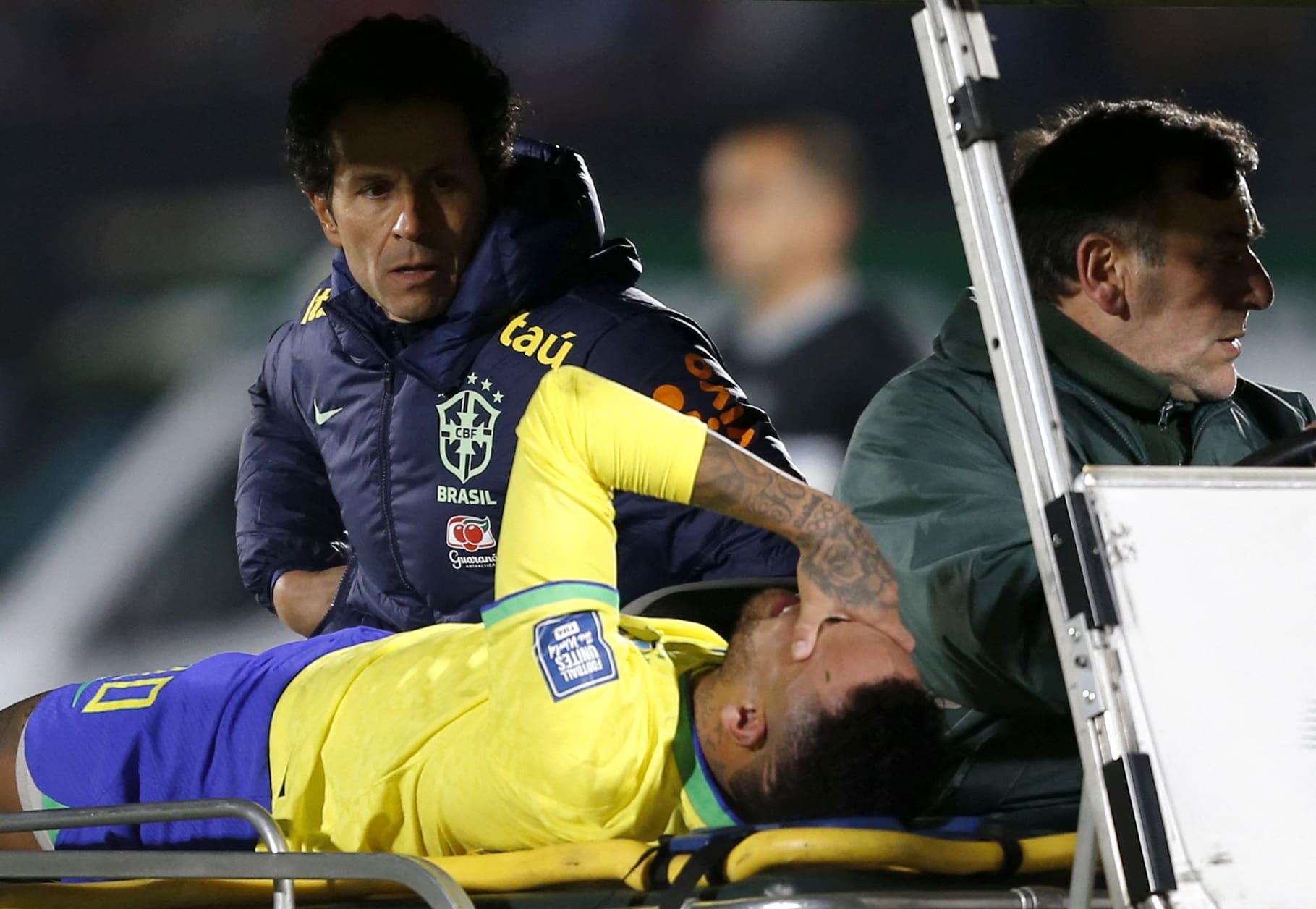 neymar lesiona-se novamente e sai em lagrimas