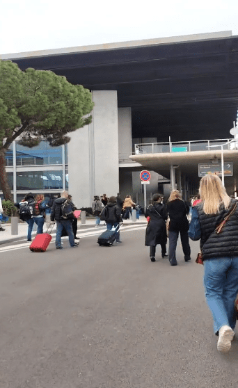 Quatro aeroportos em França evacuados devido a ameaça de bomba