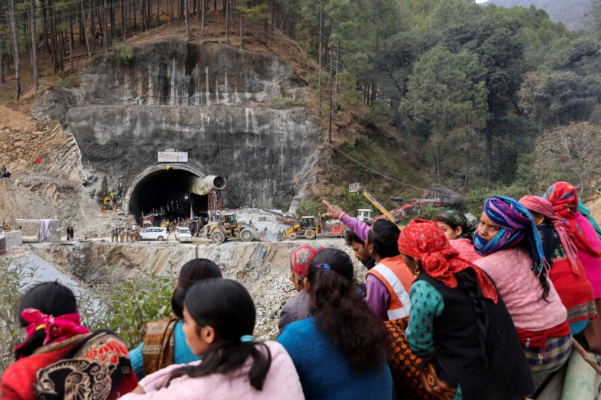 Resgatados trabalhadores presos em túnel na Índia