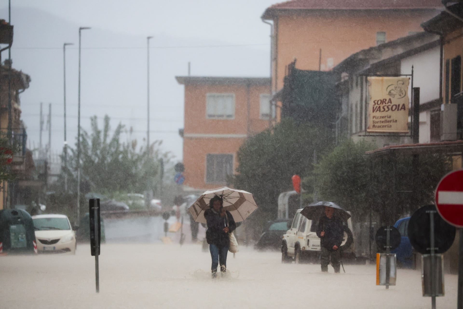 Tempestade Ciarán mata pelo menos 15 pessoas e perturba transportes na Europa