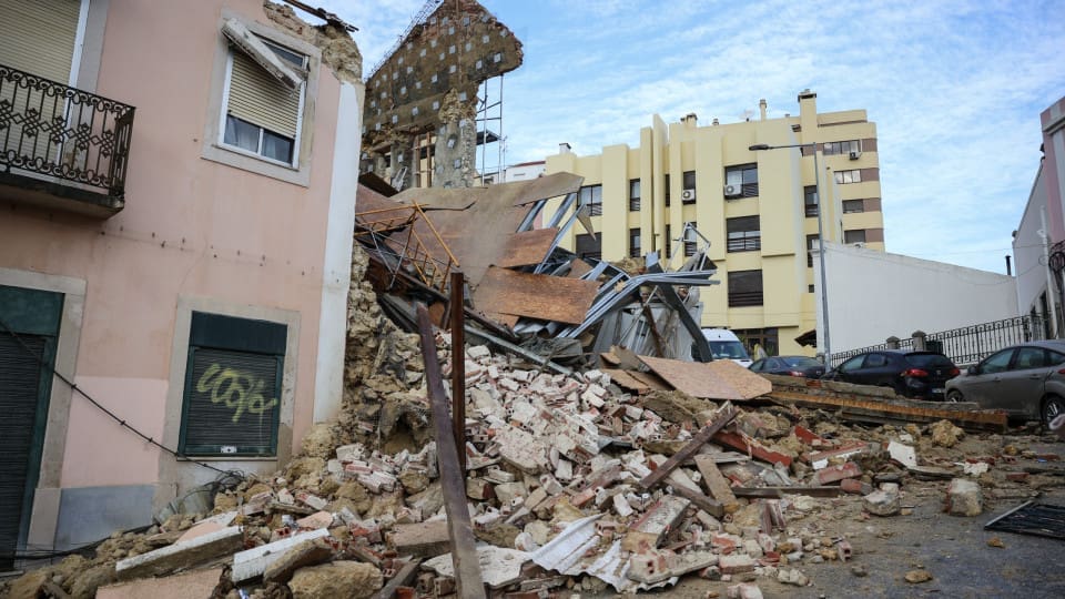 Idosos feridos após derrocada de prédio em Lisboa em observação no hospital