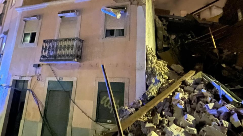 Idosos soterrados em derrocada de prédio em Lisboa