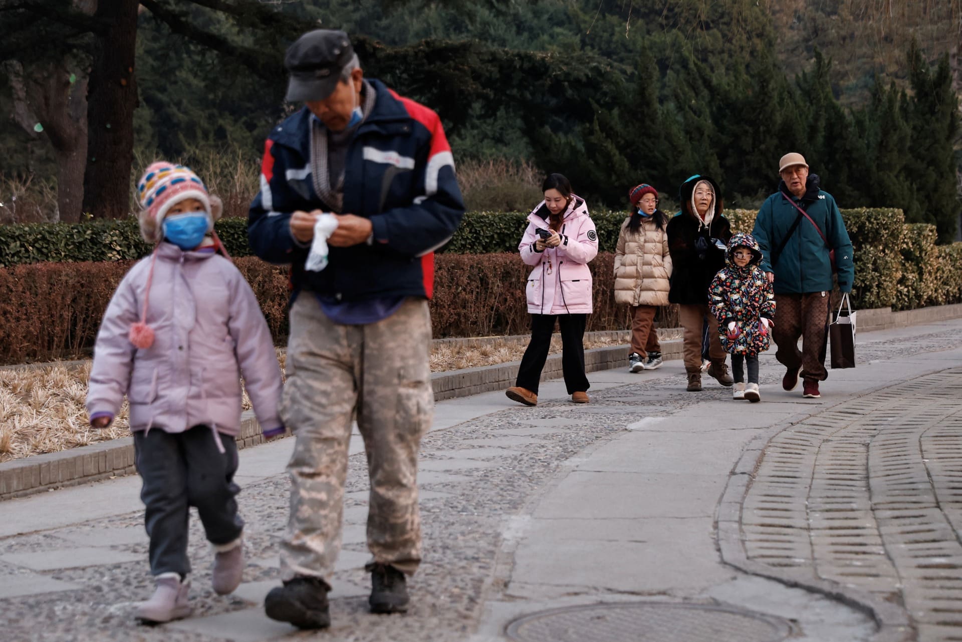 O envelhecimento progressivo da população está a deixar as autoridades chinesas preocupadas. Em 2035, haverá 400 milhões de pessoas com mais de 60 anos, o que representará mais de 30 % da população chinesa.