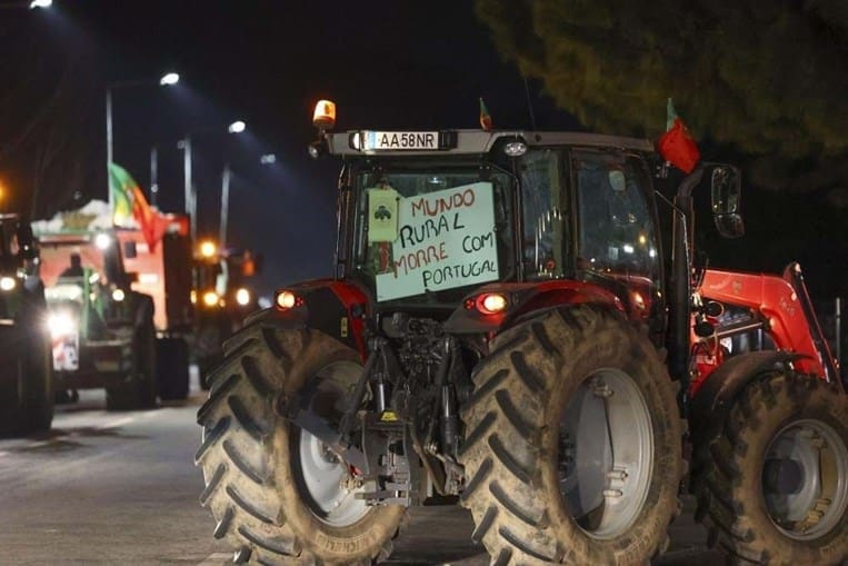 Agricultores Em Protesto Bloqueiam Estradas 8