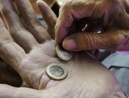 Pelo menos 345 idosos emigrantes portugueses viviam em absoluta carência em 2022