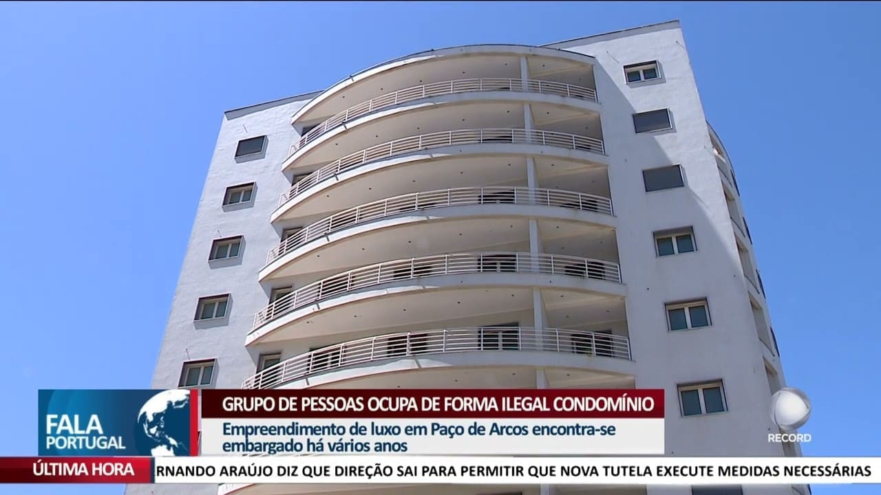 Grupo De Pessoas Ocupa De Forma Ilegal Condominio Em Oeiras