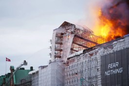 Incendio Destroi Edificio Da Bolsa De Valores Da Dinamarca