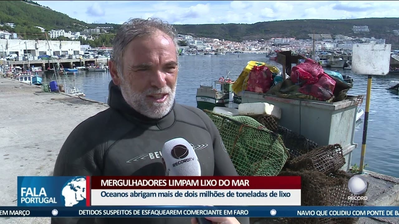 Mergulhadores Limpam Lixo Do Mar