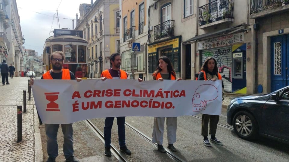 Ativistas Do Climaximo Provocam Marcha Lenta Na Avenida Gago Coutinho