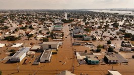 Devido ao fenómeno El Niño, chuvas fortes no sul do país provocaram inundações com consequências devastadoras para a região. 